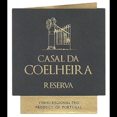 Etiqueta de vinho preta e dourada com texto e desenho de portão.