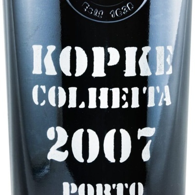 Garrafa preta de vinho do Porto com texto branco KOPKE COLHEITA 2007