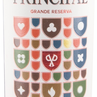 Rótulo de vinho Principal Grande Reserva 2012 com brasões coloridos