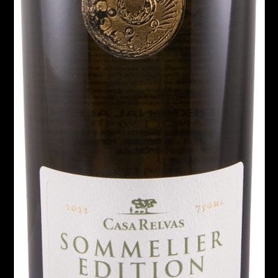 Garrafa de vinho Casa Relvas Sommelier Edition com selo dourado e rótulo branco