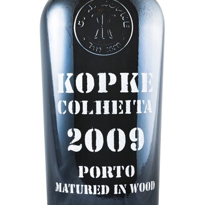 Garrafa preta com texto branco KOPKE COLHEITA 2009 PORTO MATURED IN WOOD