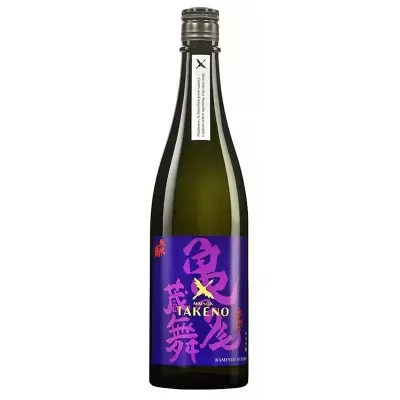 Garrafa de vidro verde escuro com etiqueta roxa e caracteres japoneses