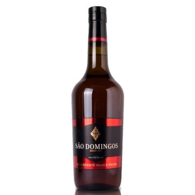 Garrafa de aguardente São Domingos com rótulo preto e vermelho