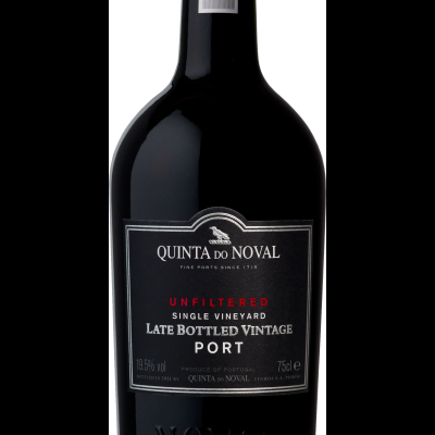 Garrafa de vinho do Porto Quinta do Noval com rótulo escuro e texto branco e vermelho