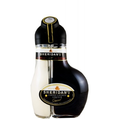 Garrafa bicolor de licor Sheridan's com líquido preto e branco