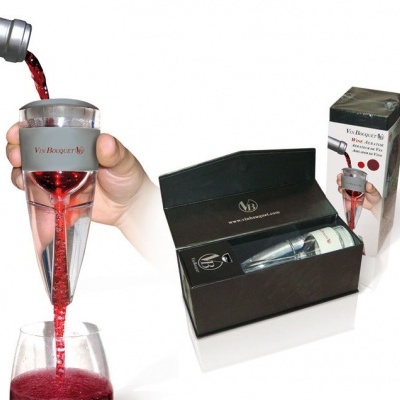Dispensador de vinho em plástico transparente com tubo vermelho e embalagem preta