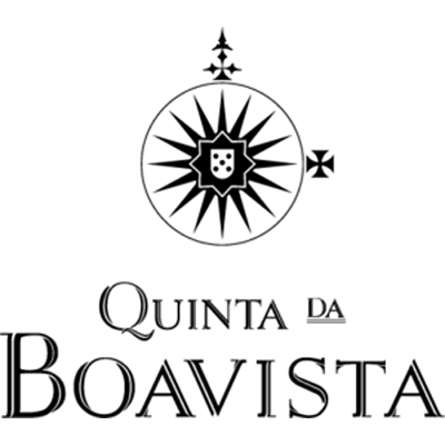 Logotipo preto e branco da Quinta da Boavista com emblema circular