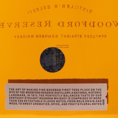 Embalagem amarela de bourbon Woodford Reserve com texto e design gráfico