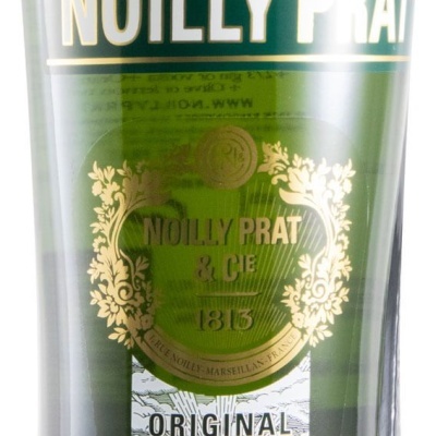 Garrafa verde de bebida alcoólica Noilly Prat com rótulos verdes, dourados e brancos