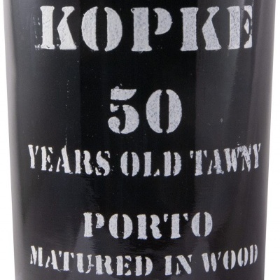 Frente garrafa preta com texto branco KOPKE 50 YEARS OLD TAWNY PORTO