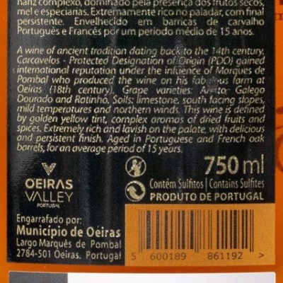 Etiqueta preta e laranja de vinho licoroso Carcavelos DOC Villa Oeiras com texto informativo