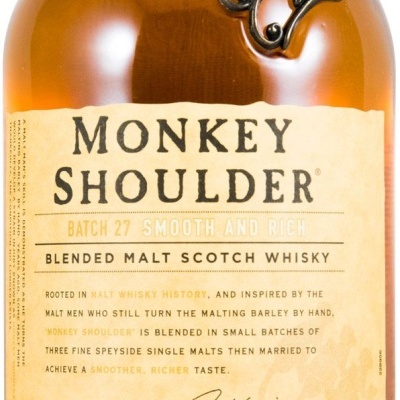 Garrafa de whisky Monkey Shoulder com rótulo creme e três macacos metálicos no ombro da garrafa