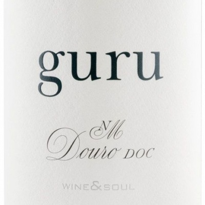 Rótulo de vinho branco com texto 'guru M Douro DOC WINE & SOUL'.
