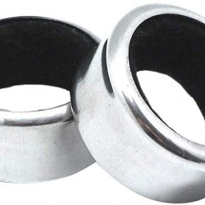 Dois anéis metálicos prateados com interior preto