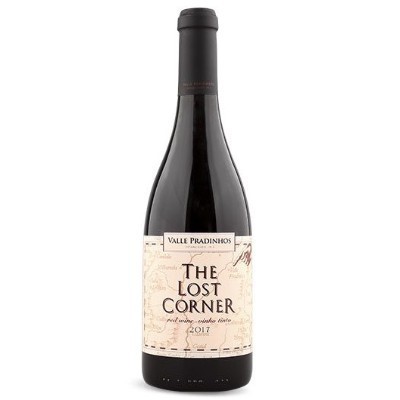 Garrafa de vinho tinto com rótulo branco com mapa e texto THE LOST CORNER 2017