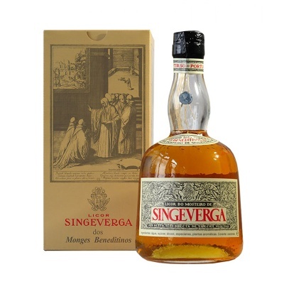 Frasco de licor SINGEVERGA dos Monges Beneditinos com embalagem dourada e rótulo detalhado