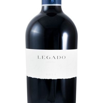 Garrafa de vinho tinto LEGADO DOURO com etiqueta branca e cápsula azul
