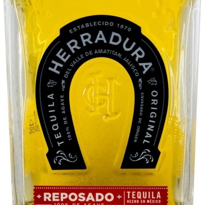 Garrafa de tequila Reposado Herradura com rótulo preto e vermelho