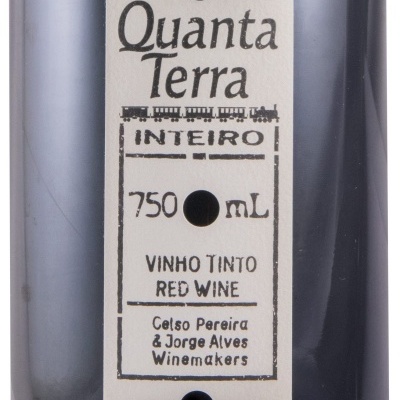 Rótulo de garrafa de vinho tinto Quanta Terra Inteiro com texto em preto sobre fundo branco.