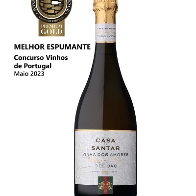 Garrafa de espumante Casa Santar com selo prémio e texto de concurso