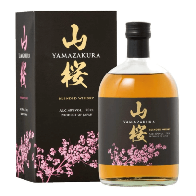 Garrafa de whisky Yamazakura com embalagem preta decorada com flores cor de rosa