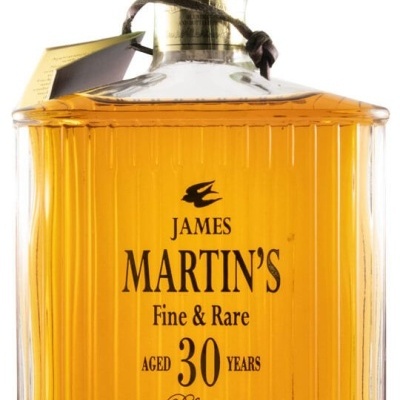 Garrafa de whisky James Martin's 30 anos âmbar com rótulo preto e tampa dourada