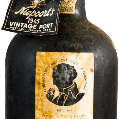Garrafa antiga de vinho do Porto Niepoort 1945 Vintage Port com etiquetas envelhecidas e cera vermelha no gargalo