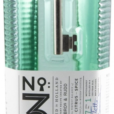 Garrafa de gin London Dry No. 3 com rótulo branco e texto preto