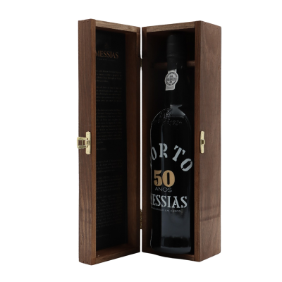 Garrafa de Vinho do Porto Messias 50 anos numa caixa de madeira aberta
