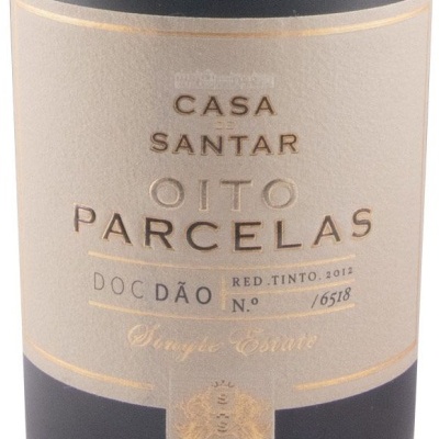 Rótulo de vinho tinto Casa de Santar Oito Parcelas 2012 em tom bege e dourado