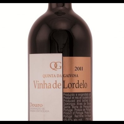Garrafa de vinho Vinha de Lordelo, rótulo branco com texto castanho e preto