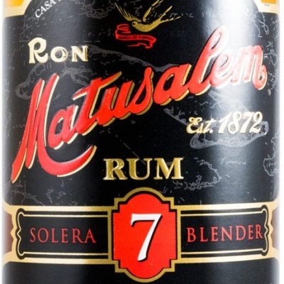 Garrafa de rum Matusalem 7 anos com rótulo preto, vermelho e dourado