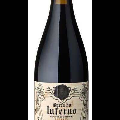 Garrafa de vinho tinto com rótulo decorativo e texto Barra do Inferno