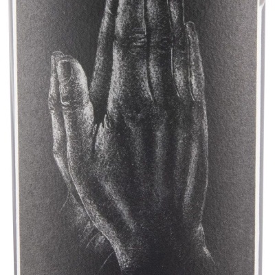 Rótulo preto e branco com mãos em oração e texto MMXI RELIGIOSAMENTE GUARDADO