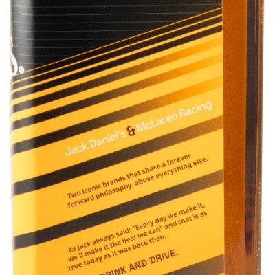 Etiqueta laranja e preta com texto sobre parceria Jack Daniel's e McLaren Racing