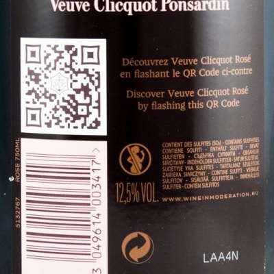 Etiqueta preta de garrafa de Veuve Clicquot Rosé com código QR e informações do produto