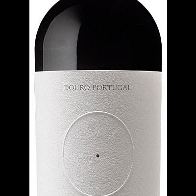 Garrafa de vinho tinto Granha Reserva 2021 com rótulo branco e tampa castanho avermelhado