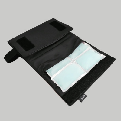 Estojo preto aberto com máscaras azuis claras dentro