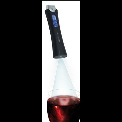 termómetro digital infravermelho preto com visor azul e laser sobre copo com líquido vermelho