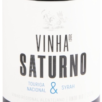 Etiqueta de vinho Vinha de Saturno com texto em preto e azul