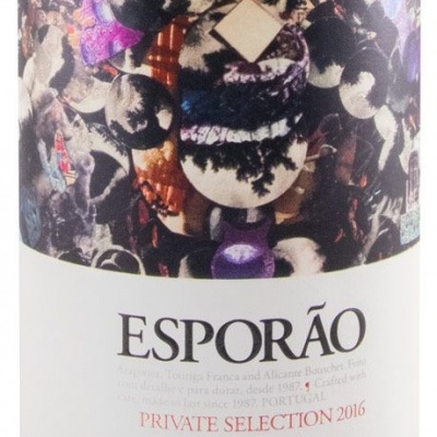 Garrafa de vinho Esporão Private Selection 2016 com rótulo colorido e branco