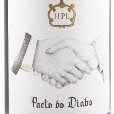 Etiqueta branca com aperto de mão desenhado e texto Pacto do Diabo