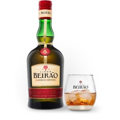 Garrafa e copo de licor Beirão com gelo