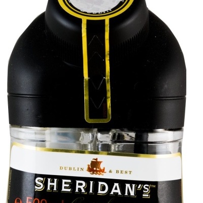 Garrafa de bebida cremosa Sheridan's 500ml com rótulo preto e tampa preta