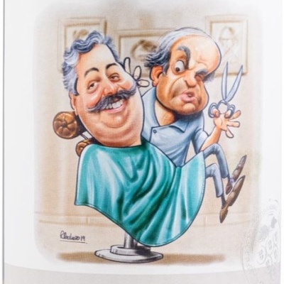 Etiqueta de garrafa com caricatura de barbeiro e cliente, texto IG AÇORES.