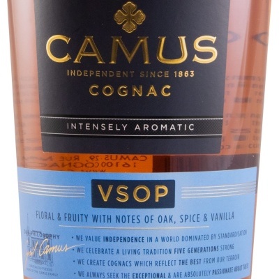Garrafa de conhaque CAMUS VSOP com rótulo preto e azul e texto descritivo