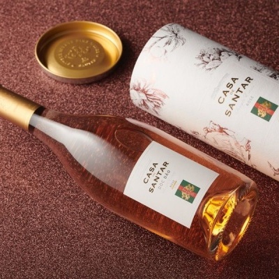Garrafa de vinho rosé Casa Santar com embalagem cilíndrica branca decorada