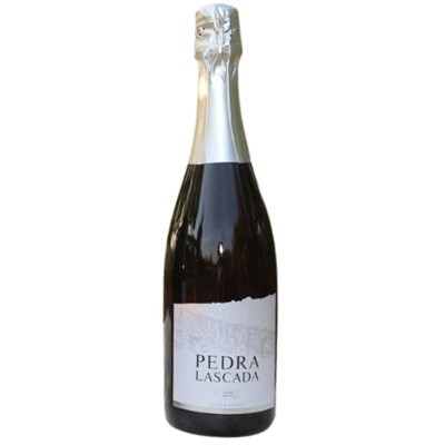 Garrafa de espumante Pedra Lascada com rótulo branco e tampa prateada