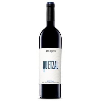 Garrafa de vinho tinto Quetzal com rótulo branco e texto azul
