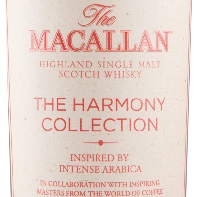 Etiqueta de garrafa The Macallan The Harmony Collection em branco e vermelho